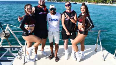 Joshua Rodríguez, relacionador público de Roatán Activities junto al equipo de animación de “El Nandoteo”.