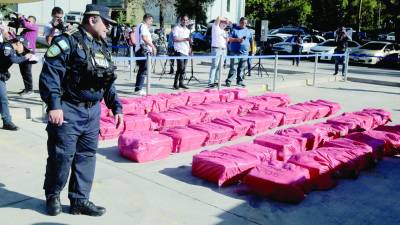 A las 11:40 pm, Alex Misael Pineda Paz fue sorprendido en una zona alejada de aldea El Diamante, Jutiapa, Atlántida, por agentes policiales cuando pretendía transportar los fardos con la droga en un vehículo marca Toyota, con registro HEB 9975.