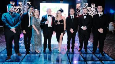 Roger André, Orlando Merino, Ruth, Roger D., Emma, Roger Enrique, Roger Danilo y Julio Valladares.