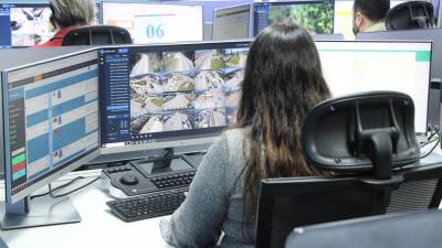 Operadoras del SNE 911 atienden llamadas de emergencia en el occidente de Honduras.