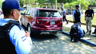 En esta camioneta intentaron huir los individuos que se enfrentaron a los policías asignados como seguridad de la diputada Silvia Ayala.