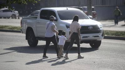 En el bulevar del este, los ciudadanos prefieren arriesgarse a ser atropellados que utilizar el puente, que está cercado de malla y publicidad y en donde ha habido muchos asaltos, son pocos los que lo utilizan. FOTOS: HÉCTOR EDÚ.