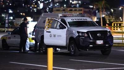 Escena en la que fueron encontrados tres cuerpos desmembrados frente a un supermercado en Acapulco, México.