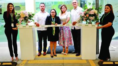 <b>Autoridades de UTH durante el corte de cinta para inaugurar la sede número 12 de Cofradía, la cual cuenta con modernos espacios. </b>