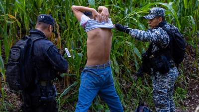 Agentes de la policía revisan a un hombre en medio del cerco militar en Cabañas.