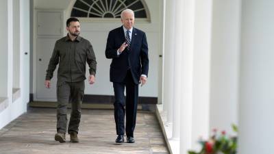 Volodimir Zelenski fue recibido con una ceremonia de bienvenida en los jardines de la mansión presidencial por Joe Biden.