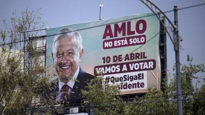 Un anuncio espectacular en apoyo a la consulta de revocación del presidente mexicano, Andrés Manuel López Obrador.
