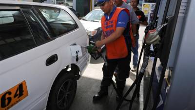 Ciudadanos hondureños buscan abastecerse de combustible en Tegucigalpa.
