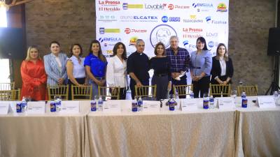 Representantes de Osovi y distintas marcas patrocinadoras del evento posaron después de la conferencia de prensa.