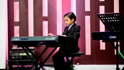 Desde muy pequeños, los niños se ven beneficiados por la música, ya que estimulan su mente, la creatividad, reducen estrés y les sirve de entretenimiento.