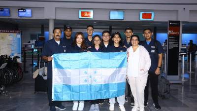 Autoridades educativas y estudiantes que realizarán sus prácticas profesionales en Alemania.