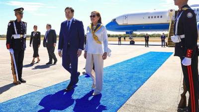 El secretario de Estado de los Estados Unidos, Marco Rubio, junto a la canciller de El Salvador Alexandra Hill Tinoco este lunes, en el aeropuerto internacional Óscar Arnulfo Romero en San Luis Talpa (El Salvador).