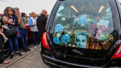 Los fans de la fallecida cantante le rindieron homenaje colocándose a lo largo del paseo marítimo en la pequeña localidad costera de Bray en Irlanda.