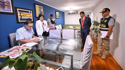 El expresidente peruano Martín Vizcarra durante el allanamiento a su vivienda en Lima (Perú).