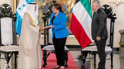 El nuevo embajador de Jordania es Adli Qasem Alkhaledi saluda a la presidenta de Honduras, Xiomara Castro.