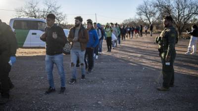 Cientos de migrantes cruzan a diario la frontera sur de EEUU pese a las medidas de seguridad de Texas.