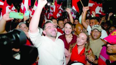 Jorge Cálix llegó con gran cantidad de seguidores; Beatriz Valle iba a su lado.