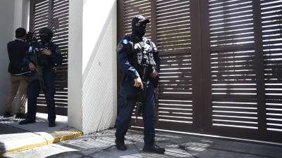Miembros de las Fuerzas Especiales de la Policía Nacional frente a un condominio en San Pedro Sula.
