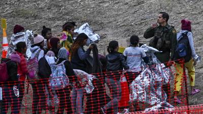 Texas enfrenta una nueva oleada migratoria y retoma los envíos de indocumentados a los bastiones demócratas.