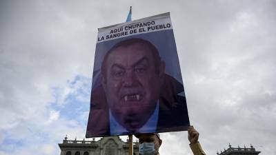 Manifestantes protestaron contra Giammattei y la corrupción en Guatemala.