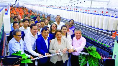 Héctor Zelaya, Yusuf Amdani, la presidenta Xiomara Castro y Tomás Vaquero en el corte de cinta, recorrieron las instalaciones y compartieron con los colaboradores. Fotos: Moisés V.