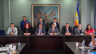 Son las autoridades de la UPNFM con los que integran la comisión especial.