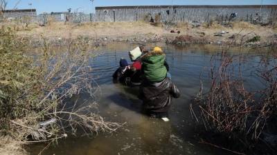 Migrantes intentan cruzar el Río Bravo/Grande desde Ciudad Juárez, estado de Chihuahua, México, el 12 de febrero de 2024.