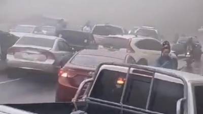 Una colisión múltiple de más de 20 vehículos se registró en la mañana de este lunes en la carretera CA-5, a la altura del desvío El Durazno, salida de Tegucialpa al norte de Honduras.