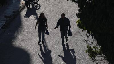 Una pareja de jóvenes camina en Caracas (Venezuela).