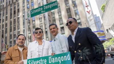 El cantante colombiano Silvestre Dangond posa junto al junto al comisionado Ydanis Rodriguez (2d) frente a la placa de una calle con su nombre 'Silvestre Dangond Way', este viernes durante su inauguración e instalación en una calle del distrito de Manhattan en Nueva York (Estados Unidos).