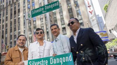 El cantante colombiano Silvestre Dangond posa junto al junto al comisionado Ydanis Rodriguez (2d) frente a la placa de una calle con su nombre 'Silvestre Dangond Way', este viernes durante su inauguración e instalación en una calle del distrito de Manhattan en Nueva York (Estados Unidos).