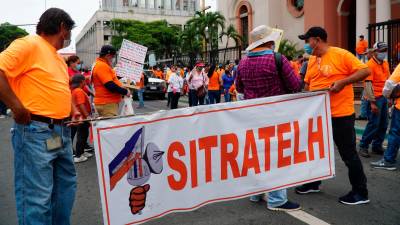 <b><span class=mln_uppercase_mln>Medida.</span></b> Decenas de empleados se mantienen en las calles.