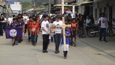Los niños de diferentes equipos de ligas infantiles encabezaron la marcha fúnebre con la carroza que trasladaba el cuerpo de Maynor Suazo.