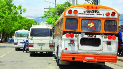 Los pasajeros que van a El Progreso y La Lima esperan abordar las unidades bajo el sol y la lluvia, porque las empresas no tienen un local que les sirva como terminal.