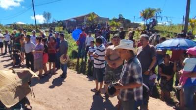 Las víctimas quedaron en la calle de tierra por la que transitaban cuando los ejecutaron.