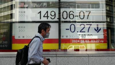 La bolsa de Tokio estaba en baja, lastrada por el repunte del yen y los malos resultados laborales en Estados Unidos, que despertaron temores de una recesión.