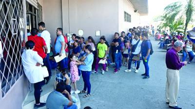 Ayer por la mañana más de 300 personas se encontraban en la fila para tramitar su hoja de antecedentes penales.