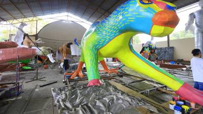 El municipio de Trinidad se luce una vez más con las tradicionales Chimeneas Gigantes, los artistas elaboraron 15 obras de arte, entre ellos hay alebrijes, plantas carnívoras, un sombrero loco, unicornio, entre otros. FOTOS: Franklyn Muñoz