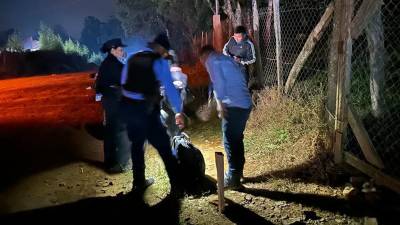 Agentes de la Policía llegaron al lugar de la masacre.