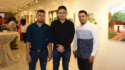 Los artistas Kevin Rodríguez, Wilson Alfaro y Darwin Reyes.