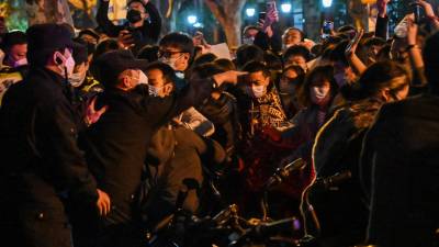 Miles de ciudadanos chinos se rebelan contras las duras políticas anticovid en todo el país.