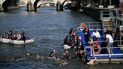 Hidalgo y otros funcionarios se sumergieron en el río Sena de París.