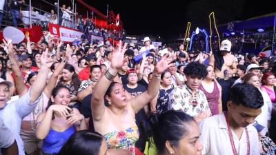 La explanada del parque central donde se ubicó el escenario quedó pequeña para la cantidad de personas que disfrutaron, saltaron y gozaron al ritmo de los artistas internacionales y nacionales en el cierre de la Feria Isidra y Gran Carnaval de la Amistad de La Ceiba.