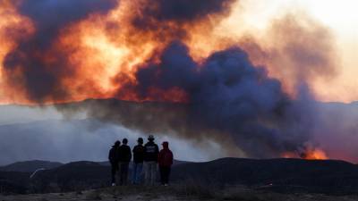 El incendio Hughes ha provocado la evacuación de unas 20,000 personas en el norte de Los Ángeles.