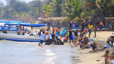 Hondureños en una playa de la zona norte.