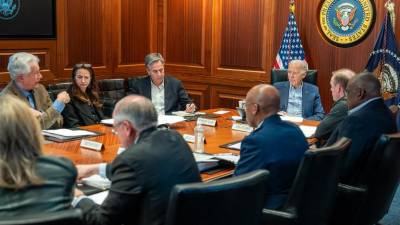 Joe Biden se reúne con miembros del equipo de Seguridad Nacional sobre los ataques con misiles que se están desarrollando contra Israel desde Irán.