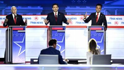 Los precandidatos republicanos Mike Pence, Ron DeSantis y Vivek Ramaswamy durante el primer debate del pasado miércoles.