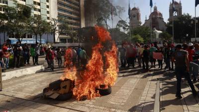 Vendedores quemaron llantas en el atrio de la municipalidad y demandaban diálogo con Roberto Contreras. Fotos: Melvin Cubas