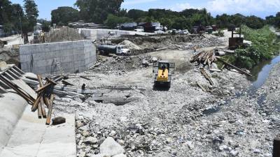 En el sector de Jucutuma, el consorcio Siglo 21 está construyendo un puente que reemplazará el vado que en tiempos de lluvia deja incomunicado a las comunidades.