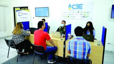 Emprendedores en un encuentro con asesores del Centro de Desarrollo Empresarial